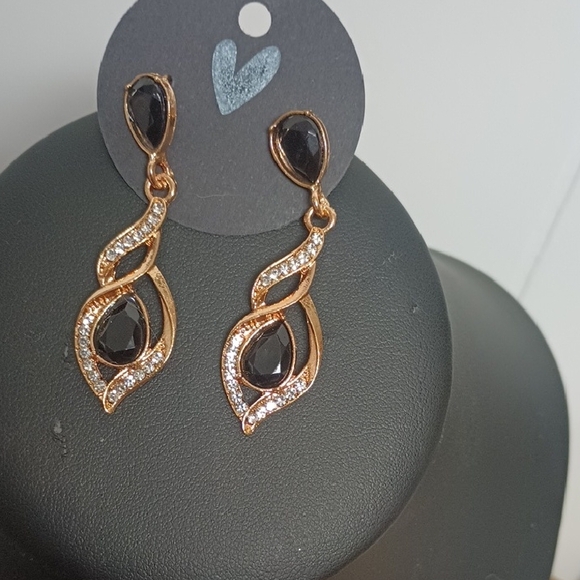 Jewelry - Elegant Black and Gold Drop Earrings
